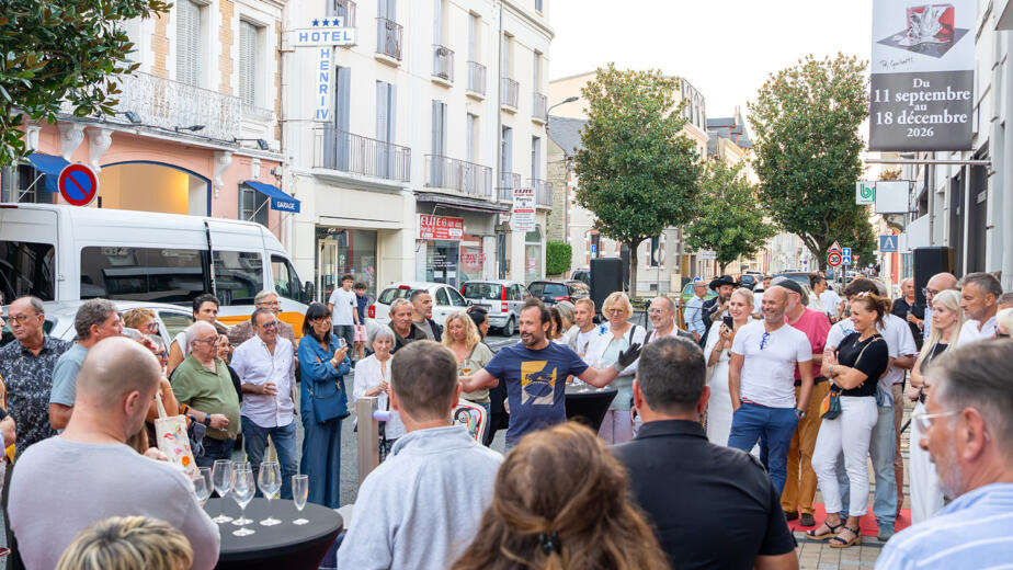 Lolek a fait une démonstration de patine de bronze en pleine rue lors du vernissage.