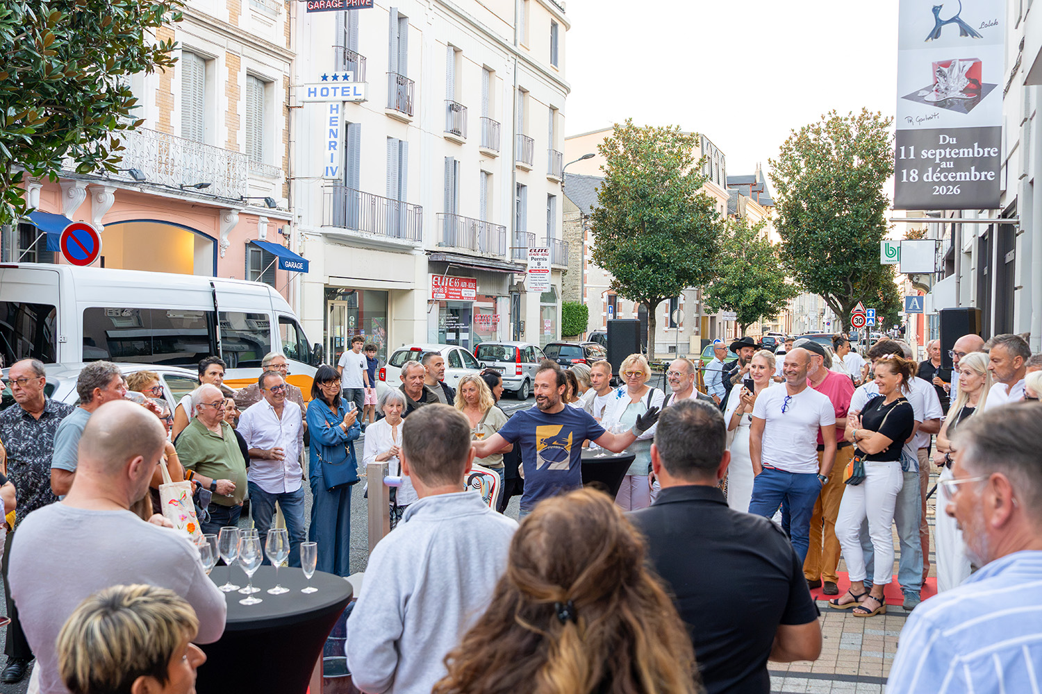 Lolek a fait une démonstration de patine de bronze en pleine rue lors du vernissage.